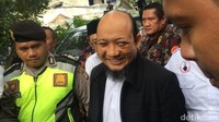 Nanti dulu, saya mau salat dulu, kata Novel di Masjid Al-Ihsan, Kelapa Gading, Pegangsaan Dua, Jakarta Utara, Kamis (22/2/018).