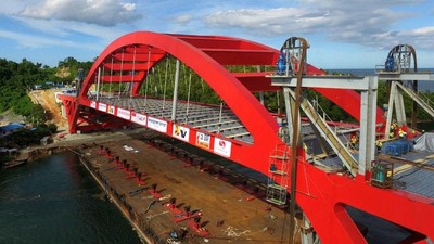 Bentang Pertama Jembatan Holtekamp Akhirnya Terpasang