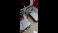 Video keberadaan ular sanca ini viral di media sosial. Tampak ular tersebut melata dari lantai kereta (Foto: Screenshot video viral ular di kereta)