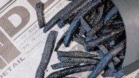 Di Jepang ada french fries berwarna hitam! Kira-kira gimana ya rasanya? Bentuknya mirip banget sama arang. Foto:Instagram @material.kyoto