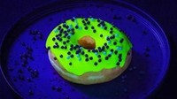 Nah, kalau yang ini bikin kamu takjub nih. Di dalam kegelapan donat ini bisa nyala loh! Foto: Istimewa