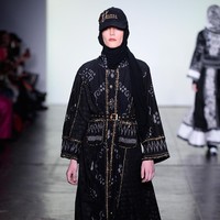 Desainer Vivi Zubedi menghadirkan koleksi terbarunya yang mengangkat kain sasirangan dan tenun pagatan khas Kalimantan Tengah di New York Fashion Week, Industria Studio, New York City, Minggu (11/2/2018). ((Photo by Fernanda Calfat/Getty Images)