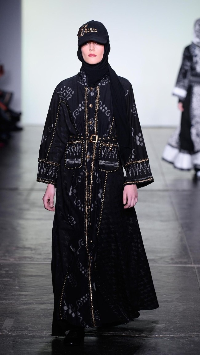 Desainer Vivi Zubedi menghadirkan koleksi terbarunya yang mengangkat kain sasirangan dan tenun pagatan khas Kalimantan Tengah di New York Fashion Week, Industria Studio, New York City, Minggu (11/2/2018). ((Photo by Fernanda Calfat/Getty Images)