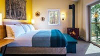Di kamar hotel Rush Creek Lodge, Yosemite, AS traveler bercinta di depan hangatnya perapian. Perapian ini terletak di sudut kamar dan memberikan kehangatan lebih kepada traveler. (dok. Booking.com)