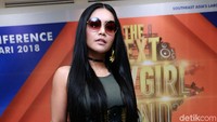 Denada tampil beda mengenakan kacamata saat ditemui di sebuah acara belum lama ini.Foto: Palevi/detikHOT
