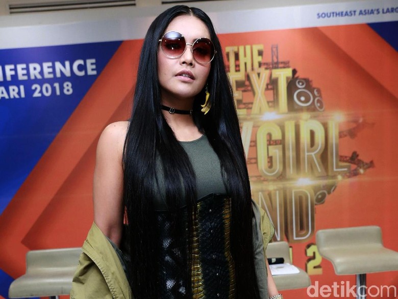 Denada Rela Pangkas Rambut Super Panjangnya demi Shakira Denada Rela Pangkas Rambut Super Panjangnya demi Shakira
