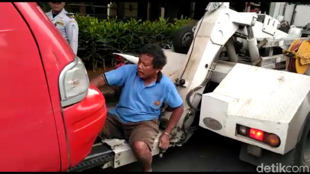 Tolak Diderek, Sopir Angkot Nekat Naik Sambungan Mobil Derek