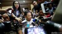 Novanto menjawab pertanyaan wartawan.