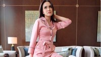 Shandy Aulia juga pernah mengenakan jumpsuit dengan model piama. Dia mamadukannya dengan wedges. Cantik ya? Foto: Instagram