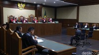 Fredrich juga menyatakan dirinya orang kaya karena punya 16 ring yang dipasang di jantungnya. Kita masih sehat. Enam belas (ring), sekarang memang 15. Jadi, kalau ditanya, Pak Yunadi kaya? Wooo... iya, kaya ring, orang punya 16 ring jarang lo di Indonesia, ujarnya. (Foto: Ari Saputra)