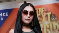 Denada saat menghadiri acara konferensi pers The Next Boy/Girls Band Indonesia season 2. Foto: Palevi S/detikHOT