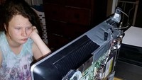 Punya motherboard tapi nggak punya casing komputer? Tempel ke monitor pakai lakban. Foto: boredpanda