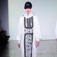 Desainer Vivi Zubedi menghadirkan koleksi terbarunya yang mengangkat kain sasirangan dan tenun pagatan khas Kalimantan Tengah di New York Fashion Week, Industria Studio, New York City, Minggu (11/2/2018). ((Photo by Fernanda Calfat/Getty Images)