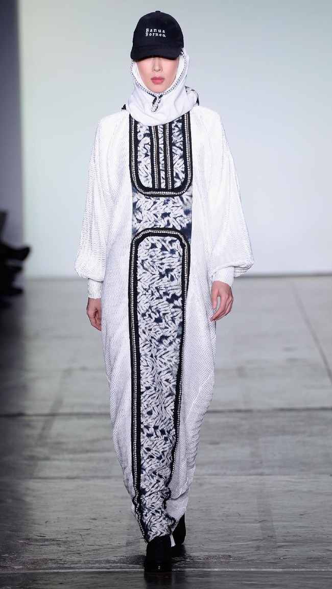 Desainer Vivi Zubedi menghadirkan koleksi terbarunya yang mengangkat kain sasirangan dan tenun pagatan khas Kalimantan Tengah di New York Fashion Week, Industria Studio, New York City, Minggu (11/2/2018). ((Photo by Fernanda Calfat/Getty Images)