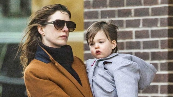 Anne Hathway dan putranya