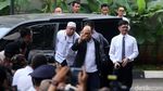 Foto: Tiba di Gedung KPK, Novel Lambaikan Tangan