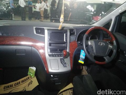 Mobil Vellfire Nazarudin Dilelang Rp 157 Juta