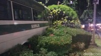 Saat proses evakuasi dilakukan, kondisi lalu lintas semakin macet. Sebab, hanya satu lajur yang dapat dilintasi kendaraan.