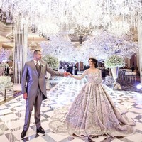 Tasya Farasya menggelar pernikahan mewah saat dipinang tunangannya Ahmad Assagaf. Akad nikah Tasya digelar di Hotel Dharmawangsa. Sedangkan pesta pernikahannya diadakan di Hotel Indonesia Kempinski pada Sabtu (17/2/2018) kemarin. Area resepsi di ballroom hotel dibuat sangat mewah dengan dekorasi bernuansa putih dan lampu chandelier. Foto: Instagram