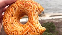Bukan dibuat dengan adonan tepung. Donat ini justru dibuat dari paduan spaghetti gurih! Foto: Istimewa