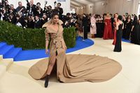 nindy ayunda pakai coat dress netizen nyinyir mirip jas hujan nindy ayunda pakai coat dress netizen nyinyir mirip jas hujan