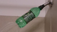 Shower mandi rusak? Bukan masalah. Cari botol kosong, lubangin bagian bawahnya, tempelkan ke pancuran air. Istimewa/Boredpanda.