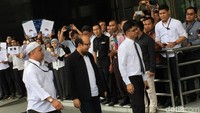 Novel Baswedan saat tiba di gedung KPK.