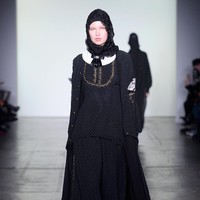 Desainer Vivi Zubedi menghadirkan koleksi terbarunya yang mengangkat kain sasirangan dan tenun pagatan khas Kalimantan Tengah di New York Fashion Week, Industria Studio, New York City, Minggu (11/2/2018). ((Photo by Fernanda Calfat/Getty Images)