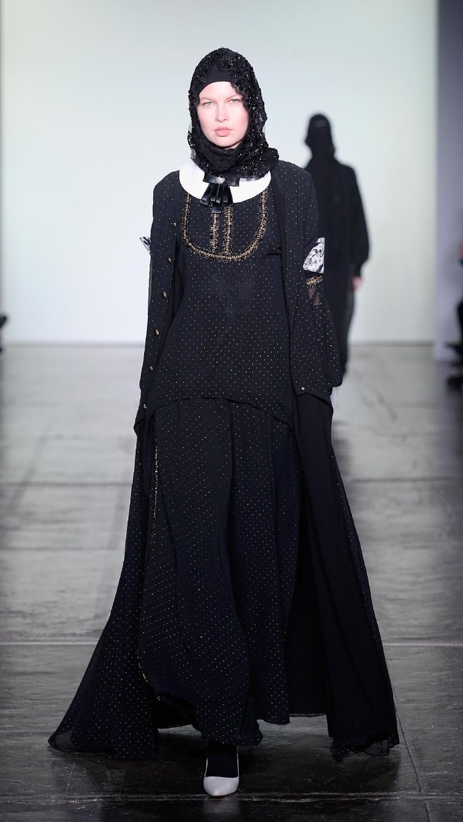 Desainer Vivi Zubedi menghadirkan koleksi terbarunya yang mengangkat kain sasirangan dan tenun pagatan khas Kalimantan Tengah di New York Fashion Week, Industria Studio, New York City, Minggu (11/2/2018). ((Photo by Fernanda Calfat/Getty Images)