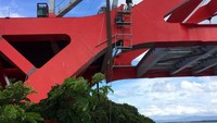 Setelah kurang dari 6 jam, bentang pertama jembatan akhirnya terpasang. Pool/PT PP.