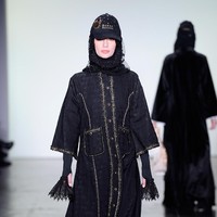 Desainer Vivi Zubedi menghadirkan koleksi terbarunya yang mengangkat kain sasirangan dan tenun pagatan khas Kalimantan Tengah di New York Fashion Week, Industria Studio, New York City, Minggu (11/2/2018). ((Photo by Fernanda Calfat/Getty Images)