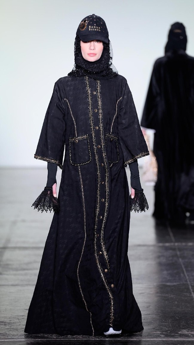 Desainer Vivi Zubedi menghadirkan koleksi terbarunya yang mengangkat kain sasirangan dan tenun pagatan khas Kalimantan Tengah di New York Fashion Week, Industria Studio, New York City, Minggu (11/2/2018). ((Photo by Fernanda Calfat/Getty Images)