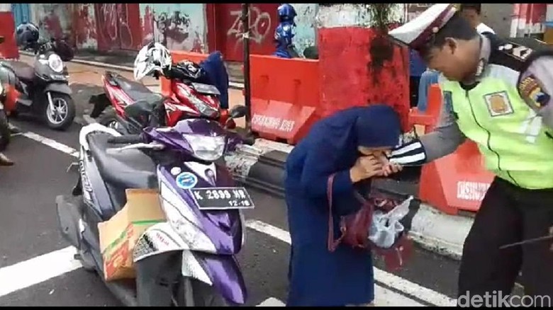 Viral, Video Emak Gigit Tangan Polisi di Kudus Viral, Video Emak Gigit Tangan Polisi di Kudus