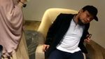 Senyum Novel Baswedan Sebelum Terbang Kembali ke Jakarta