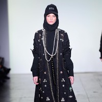 Desainer Vivi Zubedi menghadirkan koleksi terbarunya yang mengangkat kain sasirangan dan tenun pagatan khas Kalimantan Tengah di New York Fashion Week, Industria Studio, New York City, Minggu (11/2/2018). ((Photo by Fernanda Calfat/Getty Images)