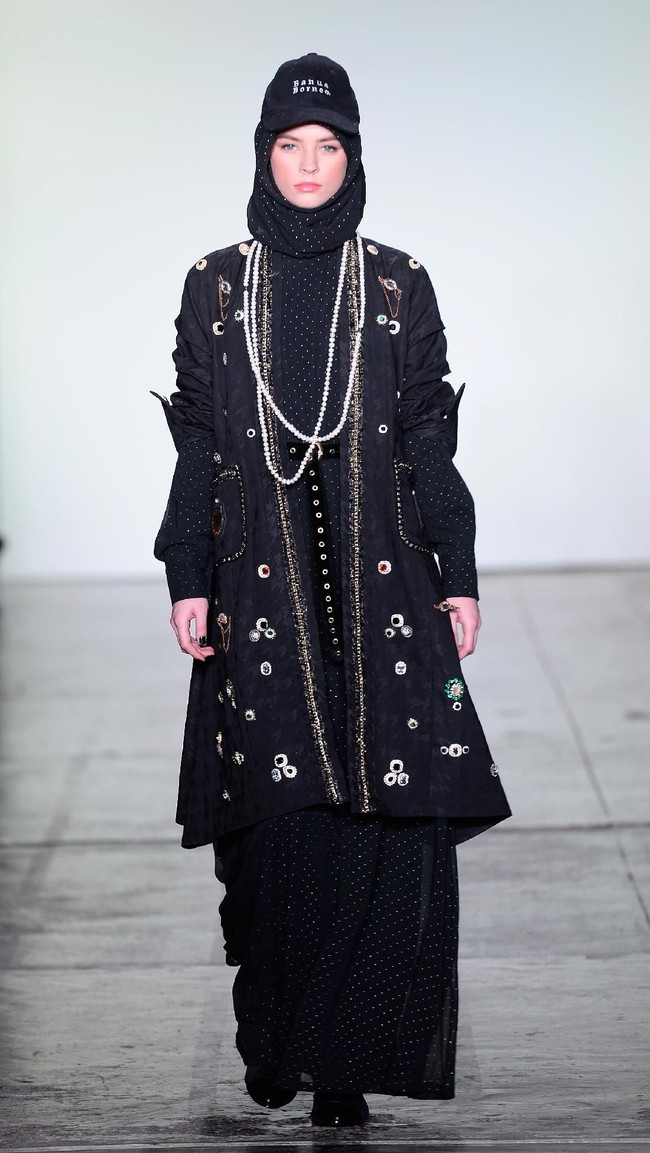 Desainer Vivi Zubedi menghadirkan koleksi terbarunya yang mengangkat kain sasirangan dan tenun pagatan khas Kalimantan Tengah di New York Fashion Week, Industria Studio, New York City, Minggu (11/2/2018). ((Photo by Fernanda Calfat/Getty Images)