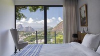 Pemandangan indah tersaji dari balik jendela saat traveler bercinta di kamar Hotel Casa Marques, Rio de Janeiro, Brasil. Pemandangan ini sungguh spektakuler, kata traveler yang menginap di sana (dok. Booking.com)