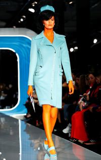 Saat Jackie O Jadi Alien di Fashion Show Moschino