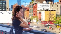 Benua Amerika pun pernah Elly Lam sambangi. Ini fotonya di The High Line, salah satu taman kota di New York, AS (ellyxxbean/Instagram)