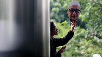 Beberapa dari pendukung tampak membawa topeng dengan gambar wajah Novel.