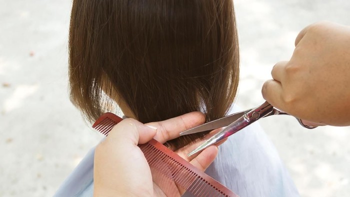ilustrasi anak potong rambut