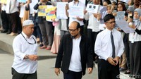 Para pegawai KPK berbaris menyambutnya.
