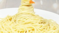 Pasta yang digulung dengan garpu ini diberi mata dan mulut mirip seperti boneka salju. Lucu! Foto: Istimewa