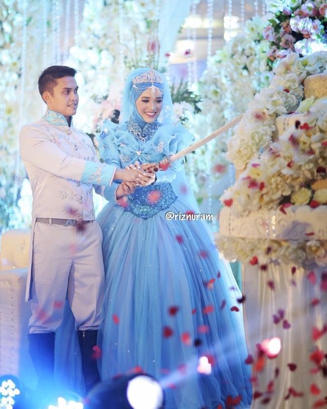 Pernikahan mewah Riznuram yang dibuat dengan dekorasi penuh bunga mawar putih ini kabarnya memakan biaya hampir Rp 1 miliar. Foto: Instagram