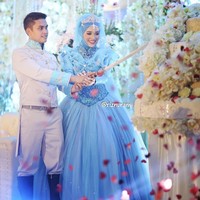 Pernikahan mewah Riznuram yang dibuat dengan dekorasi penuh bunga mawar putih ini kabarnya memakan biaya hampir Rp 1 miliar. Foto: Instagram