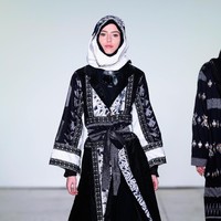 Desainer Vivi Zubedi menghadirkan koleksi terbarunya yang mengangkat kain sasirangan dan tenun pagatan khas Kalimantan Tengah di New York Fashion Week, Industria Studio, New York City, Minggu (11/2/2018). ((Photo by Fernanda Calfat/Getty Images)