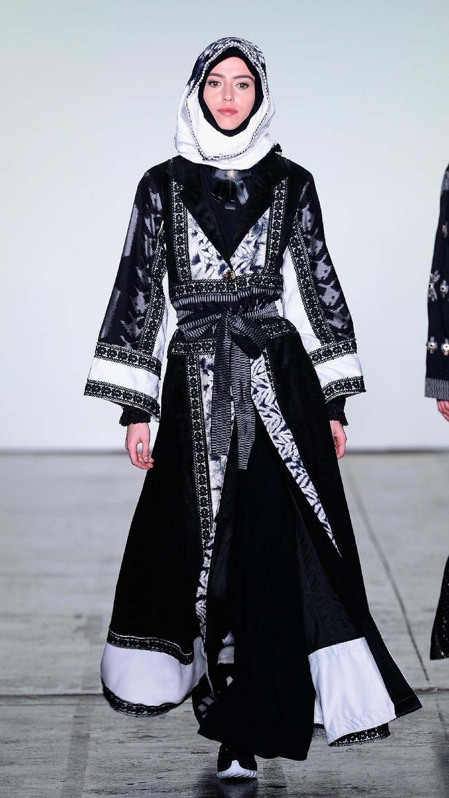 Desainer Vivi Zubedi menghadirkan koleksi terbarunya yang mengangkat kain sasirangan dan tenun pagatan khas Kalimantan Tengah di New York Fashion Week, Industria Studio, New York City, Minggu (11/2/2018). ((Photo by Fernanda Calfat/Getty Images)