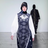 Desainer Vivi Zubedi menghadirkan koleksi terbarunya yang mengangkat kain sasirangan dan tenun pagatan khas Kalimantan Tengah di New York Fashion Week, Industria Studio, New York City, Minggu (11/2/2018). ((Photo by Fernanda Calfat/Getty Images)