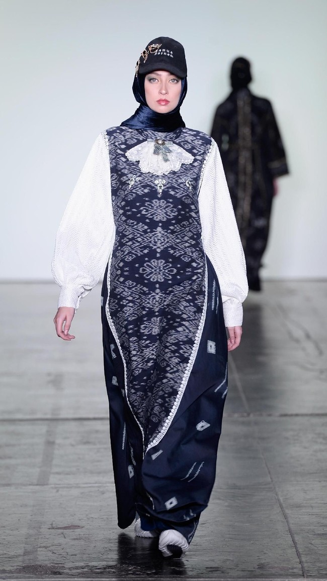 Desainer Vivi Zubedi menghadirkan koleksi terbarunya yang mengangkat kain sasirangan dan tenun pagatan khas Kalimantan Tengah di New York Fashion Week, Industria Studio, New York City, Minggu (11/2/2018). ((Photo by Fernanda Calfat/Getty Images)
