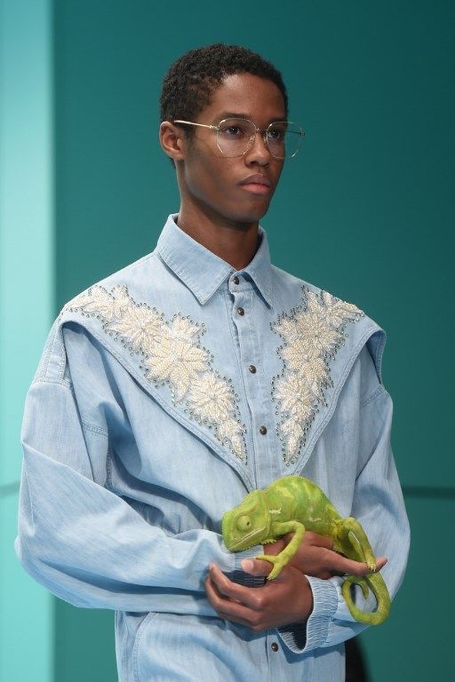 Untuk presentasi unik tersebut, ia berkolaborasi dengan Makinarium, konsultan efek visual yang berbasis di Roma, Italia. Butuh waktu enam bulan untuk mempersiapkannya. (Foto: AFP PHOTO / Filippo MONTEFORTE)